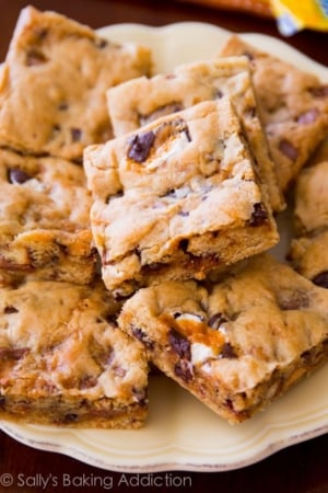 candy bar blondies on a plate