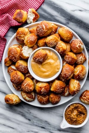 soft pretzel bites with cheese sauce